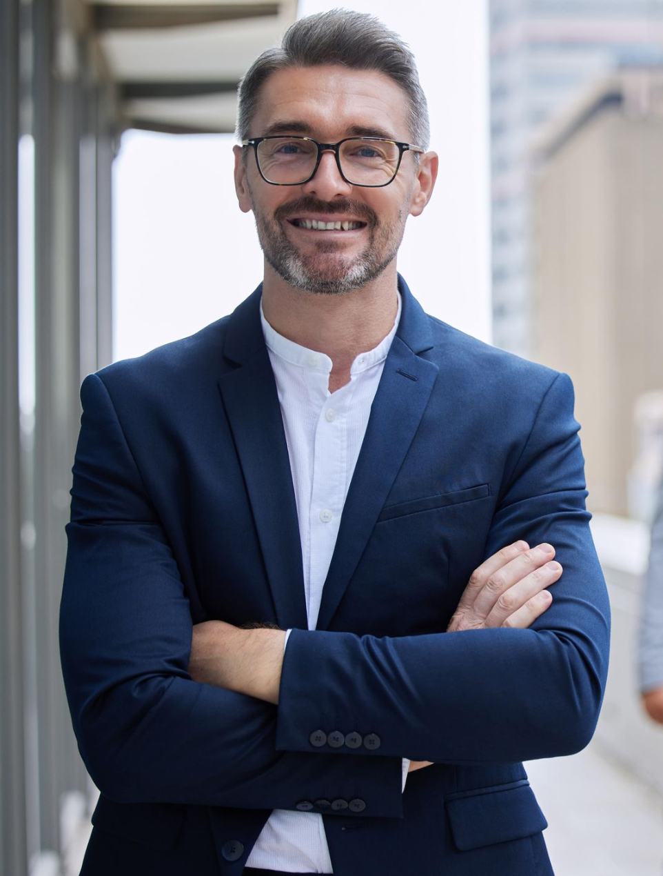 TalentsYIF-Developpeurs-Yvelines Directeur de PME en costume qui propose du développement sur mesure de progiciel de gestion intégré.